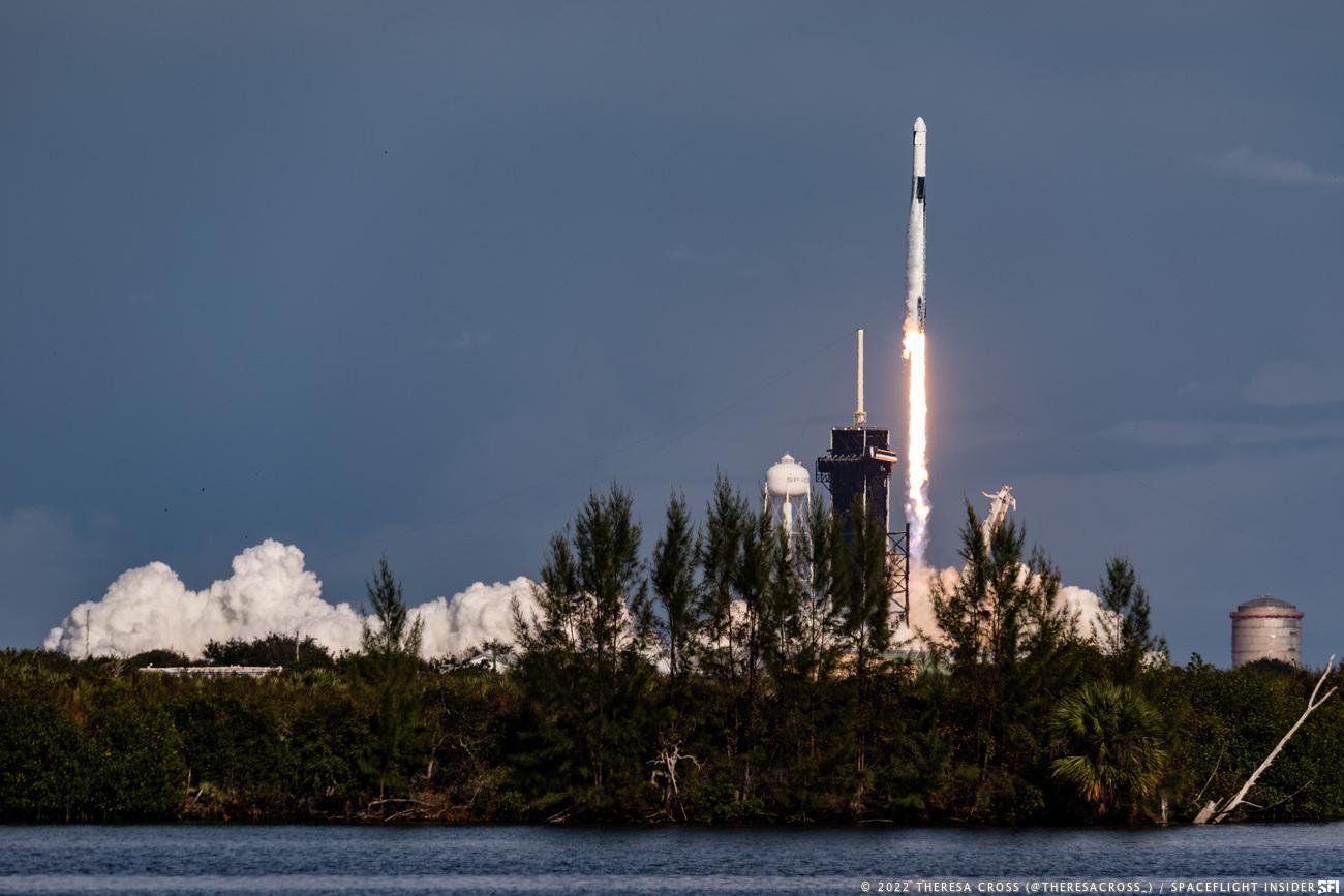 تم إطلاق CRS-26 Dragon بواسطة Falcon 9 إلى محطة فضاء دولية.