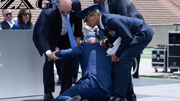 الرئيس بايدن يتعثر ويسقط في حفل تخرج أكاديمية القوات الجوية